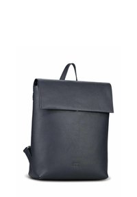 Sac à dos en cuir texturé bleu marine avec un dessus repliable et une poignée unique, présentant un design minimaliste et une marque subtile à l'avant.