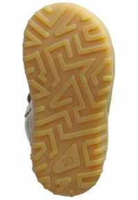 Gumová podrážka boty se zigzagovým vzorem, béžové barvy, texturovaný povrch a číselný detail "20" na spodní straně.