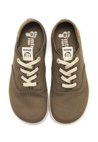 Zapatos de lona marrones informales con cordones beige, suelas de goma blanca y el logo "mtng" en la lengüeta y la plantilla.