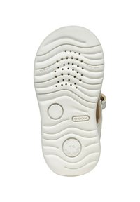 Biała gumowa podeszwa z teksturowanymi rowkami i otworami wentylacyjnymi, z okrągłymi detalami oznaczonymi "GEOX", "FLEXY" i "SOFTLY CUSHIONED."