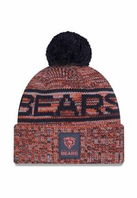 Strickmütze in Orange und Marineblau mit einem Bommel oben, ausgestattet mit einem markanten "BEARS"-Muster und einem markierten Logo-Patch am Bündchen.