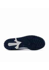 Semelle de chaussure de sport en caoutchouc bleu marine foncé et gris. Présente un motif texturé pour l'adhérence avec le logo "new balance" près du talon.