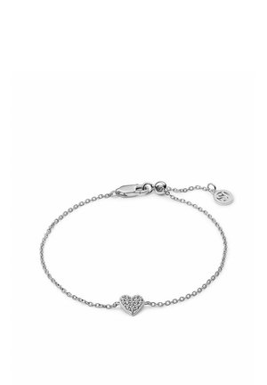Sølv kædearmbånd med et hjerteformet vedhæng med klare udsmykninger, sikker lukning og justerbar kædedetalje.