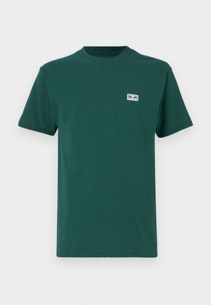Groene katoenen t-shirt met een ronde hals, korte mouwen en een klein wit logo-opdruk op de linkerborst. Soepele textuur.