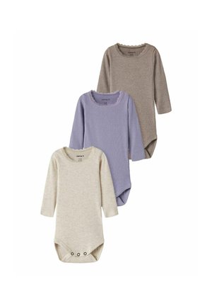 Trois bodies bébé à manches longues côtelés en beige, lavande et taupe avec des boutons-pression en bas et des encolures festonnées.
