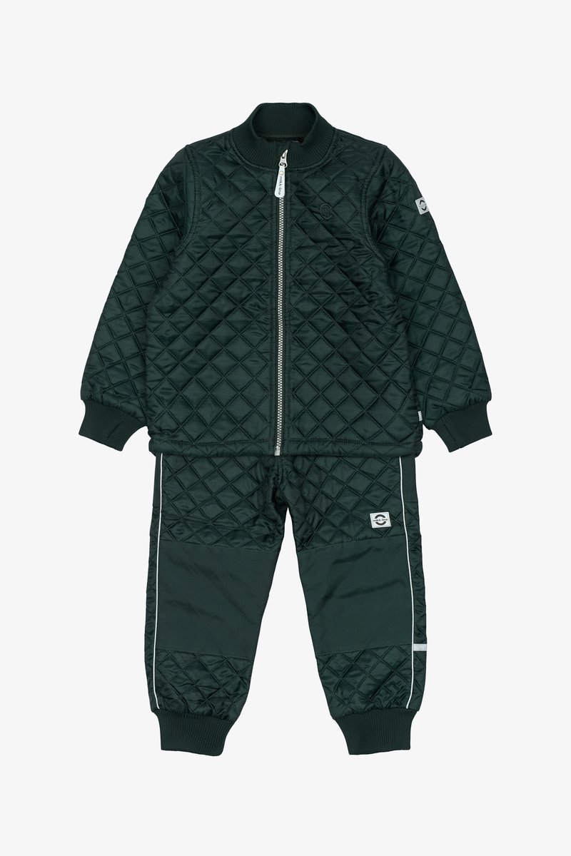 Tume rohelise värvi tikitud treeningülikond, millel on lukuga jakk ja vastavad püksid. Omab soonikkoes mansette ja külgriideid pükstel. Sile tekstuur.