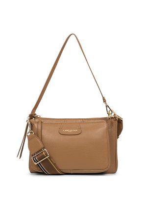 Sac en cuir marron en bandoulière avec un logo doré, fermeture zipp�ée et bandoulière réglable avec des accents rayés. Texture lisse avec un design structuré.