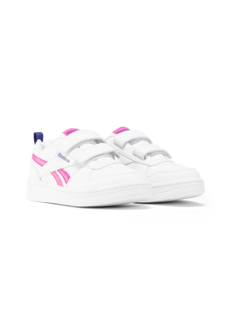 Scarpe sportive bianche con accenti rosa. Le caratteristiche includono due chiusure a strap, una suola testurizzata e una linguetta per il tallone rinforzata con dettaglio blu.