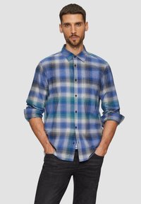 Blauw en witte geblokte shirt met een button-down kraag, lange mouwen opgerold en zwarte knopen; gemaakt van lichtgewicht stof.