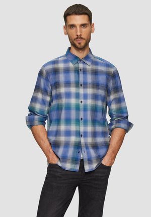 Chemise à carreaux bleue et blanche avec un col boutonné, manches longues retroussées et boutons noirs ; fabriquée en tissu léger.