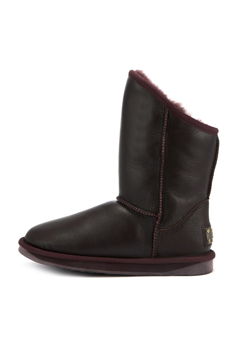 Braune Lederstiefelette mit weicher bordeauxroter Innenauskleidung, abgerundeter Zehenpartie und verstärkten Nähten. Verfügt über eine dezente Logo-Plakette an der Seite.