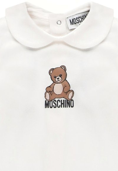 Witte stoffen shirt met een ronde kraag en een bruine teddybeer afbeelding met de tekst "MOSCHINO" eronder. Gladde textuur zonder patronen.