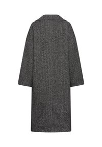 Lang grå herringbone uldfrakke med bred krave og lange ærmer set fra ryggen.