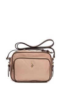 Borsa a tracolla beige in nylon con tracolla in pelle marrone, dotata di una tasca frontale con zip e un accento con logo dorato. Forma rettangolare e texture liscia.