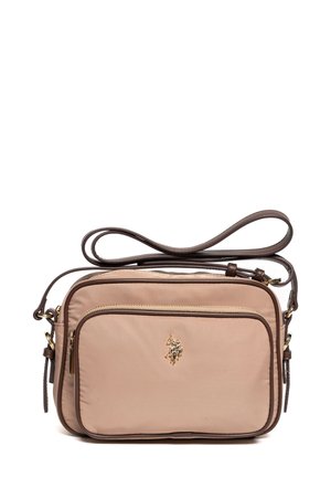 Bolso bandolera de nylon beige con una correa de cuero marrón, que cuenta con un bolsillo frontal con cremallera y un acento de logo dorado. Forma rectangular y textura suave.