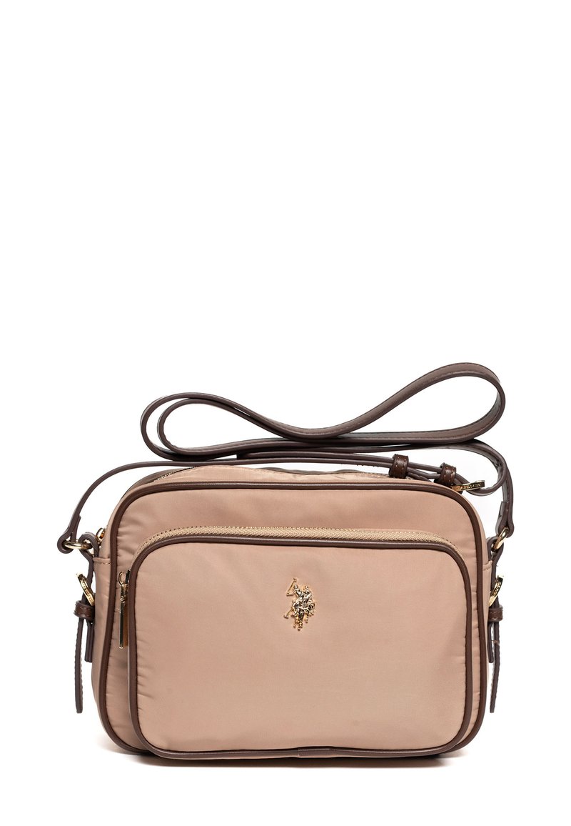 Borsa a tracolla beige in nylon con tracolla in pelle marrone, dotata di una tasca frontale con zip e un accento con logo dorato. Forma rettangolare e texture liscia.