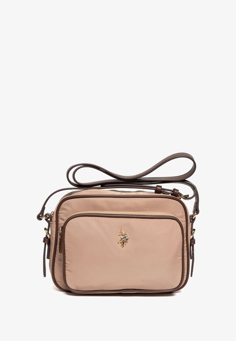 Borsa a tracolla beige in nylon con tracolla in pelle marrone, dotata di una tasca frontale con zip e un accento con logo dorato. Forma rettangolare e texture liscia.