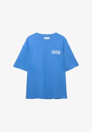 Kék pamut póló rövid ujjal, kerek nyakkal, bal mellkason lévő fehér grafikával, amelyen a "KÖSZÖNÖM! A STWD Különleges." felirat olvasható.