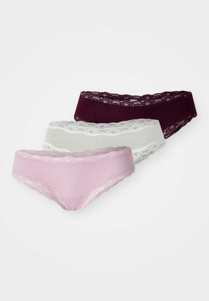 Tři páry dámských kalhotek se krajkovým lemem v jemně růžové, šedé a burgundské barvě, vyrobené z měkké látky a s nízkým střihem.