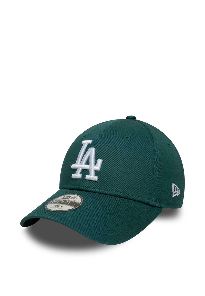 Dunkelgrüne Baseballkappe aus Stoff, mit einem weißen, gestickten "LA"-Logo auf der Vorderseite und einem flachen, strukturierten Schirm.
