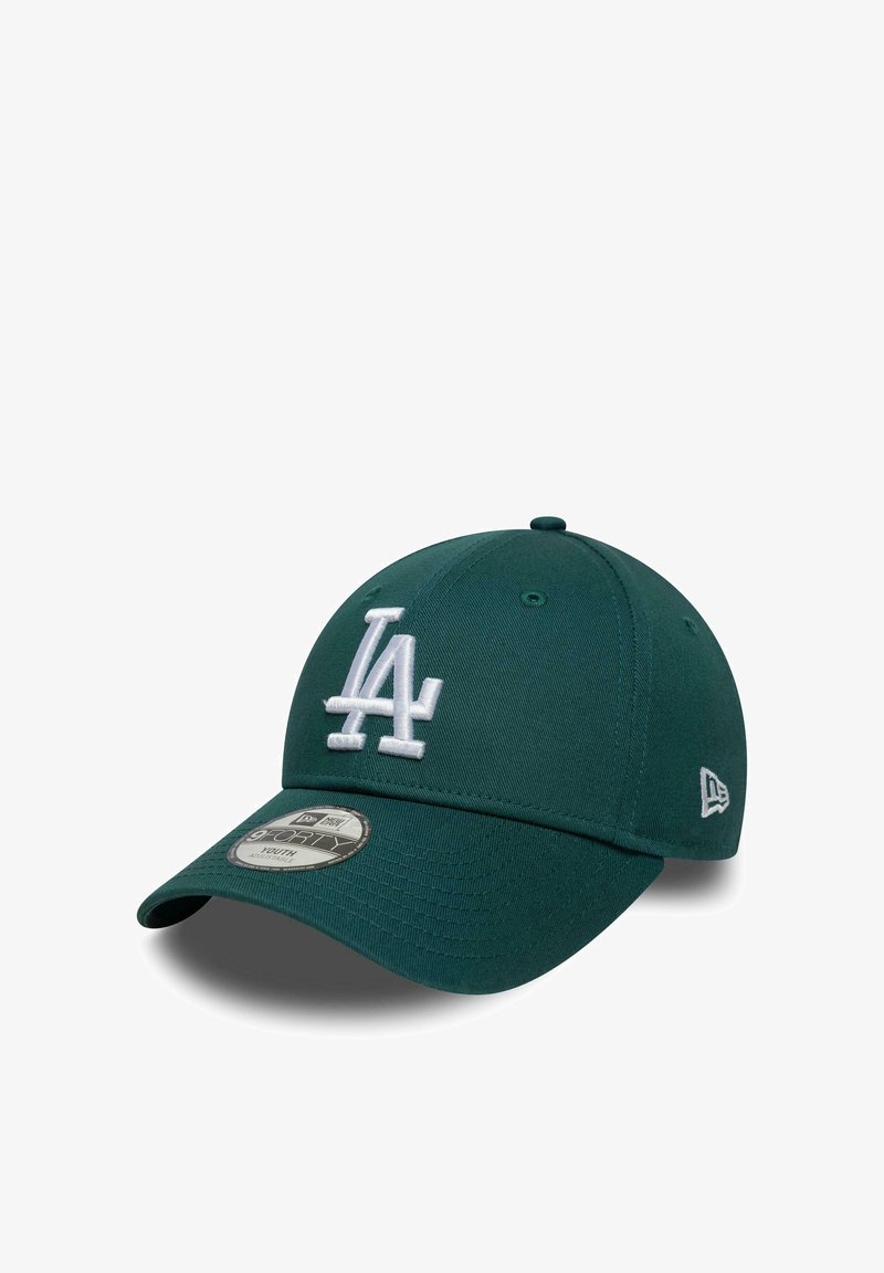 Dunkelgrüne Baseballkappe aus Stoff, mit einem weißen, gestickten "LA"-Logo auf der Vorderseite und einem flachen, strukturierten Schirm.