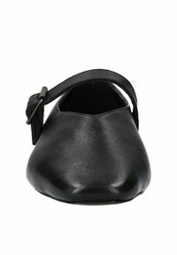 Zwarte leren schoen met een ronde neus, platte zool en verstelbare band bij de enkel. Gladde textuur zonder extra decoratieve elementen.