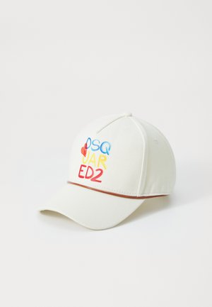 Casquette de baseball blanche avec des lettres brodées colorées "OSQ JAR ED2" et un design de cœur. Elle présente un tissu texturé et une rayure d'accent brun.