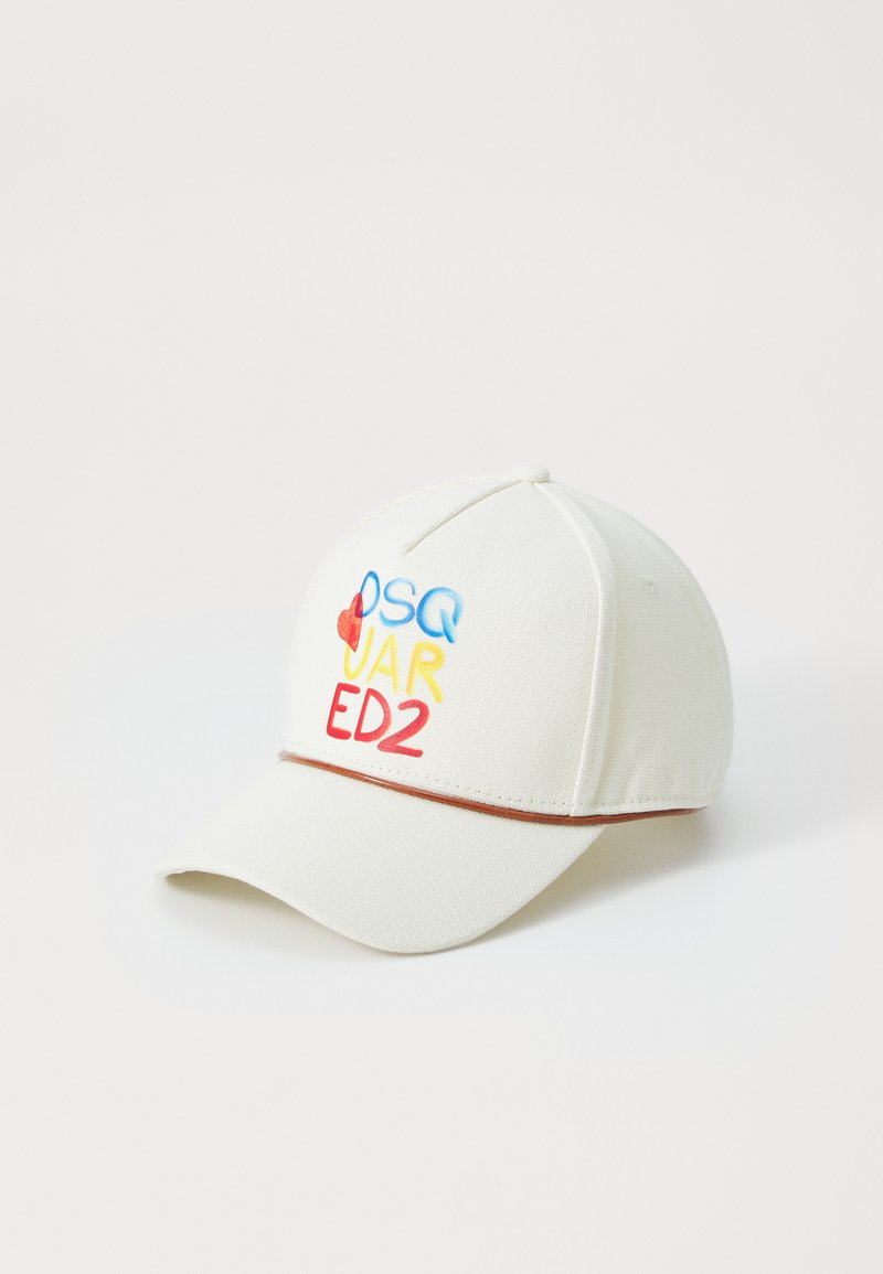 Casquette de baseball blanche avec des lettres brodées colorées "OSQ JAR ED2" et un design de cœur. Elle présente un tissu texturé et une rayure d'accent brun.