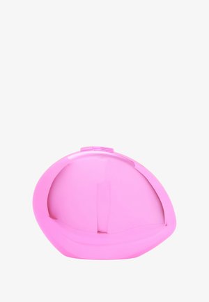 Lyserød, formet plaststol med et buet design, der har en glat overflade og en lille knap på toppen til justering eller stabilitet.
