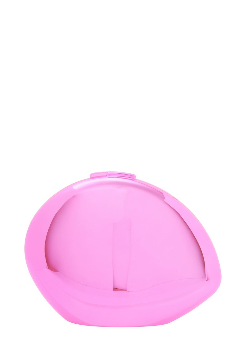 Rosa, formasad plaststol med en böjd design, som har en slät yta och en liten knapp på toppen för justering eller stabilitet.