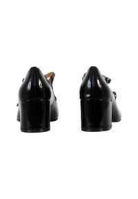 Scarpe con tacco alto in pelle verniciata nera, con punta arrotondata e cinturino alla caviglia, caratterizzate da una texture liscia e un design con tacco a blocco.