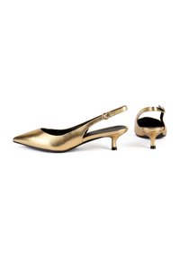 Decoltè slingback metallici dorati con punta affusolata e tacco basso e robusto. Texture liscia con un semplice accento di fibbia sulla fascia.