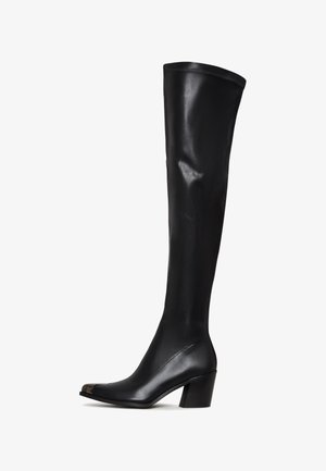 Stivali in pelle nera alti fino alla coscia con un design elegante, punta quadrata e un pannello lucido a contrasto sul davanti; tacco spesso per il supporto.