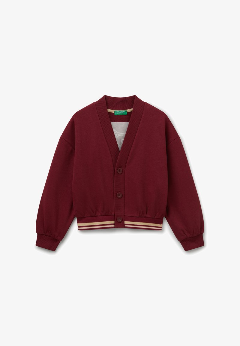 Bordowy kardigan zapinany na guziki z dekoltem w serek, z prążkowanymi mankietami i prążkowanym dołem w kolorze beżowym i bordowym.