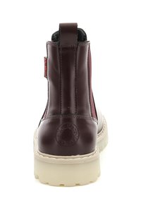 Stivale alla caviglia in pelle bordeaux scuro con pannelli laterali elastici, suola bianca chunky e etichetta rossa a contrasto sul retro. Finitura testurizzata.