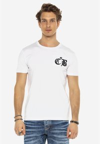 Weißes Baumwoll-T-Shirt mit kurzen Ärmeln, Rundhalsausschnitt und einer linken Brusttasche, die ein schwarzes "CB"-Logo und einen Sternen-Akzent aufweist.