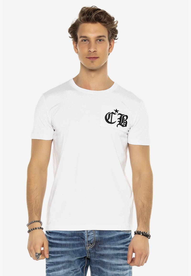 Weißes Baumwoll-T-Shirt mit kurzen Ärmeln, Rundhalsausschnitt und einer linken Brusttasche, die ein schwarzes "CB"-Logo und einen Sternen-Akzent aufweist.