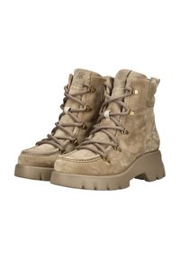 Botas de senderismo de ante beige con una suela de goma gruesa, herrajes dorados y cordones planos, que presentan un collar acolchado y detalles de costura.