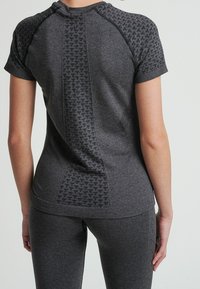 Hummel Triko s potiskem - mottled black