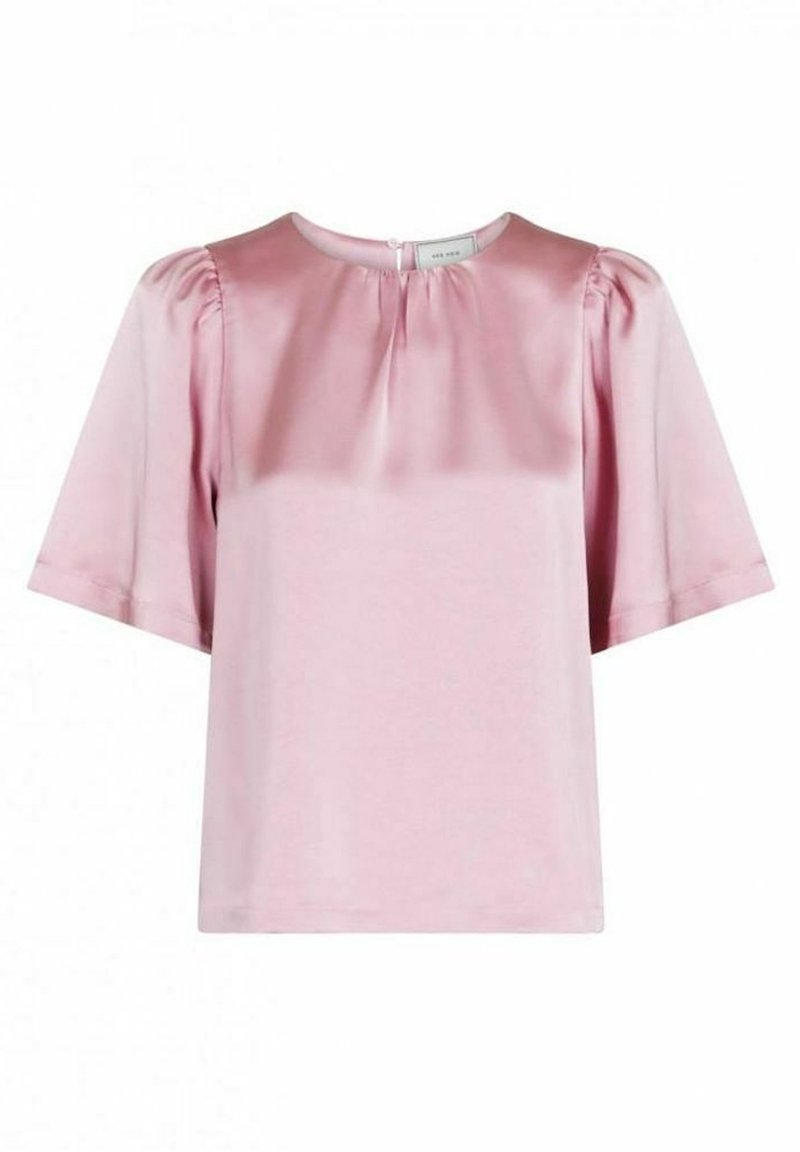 Blusa di raso rosa con scollatura rotonda, maniche a sbuffo corte e chiusura posteriore con bottone. Tessuto morbido con delicate pieghe sul davanti.