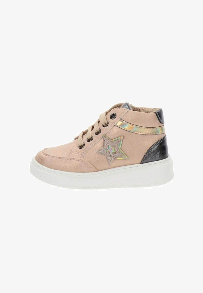 Sneaker high-top rosa in materiale sintetico con dettaglio a stella argento, stacchi in pelle nera e suola in gomma bianca.