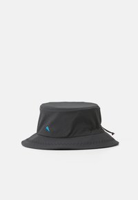 Schwarzer Bucket Hat aus leichtem Stoff. Mit breiter Krempe, verstellbarem Zugband und einem blauen Logodetail an der Seite.