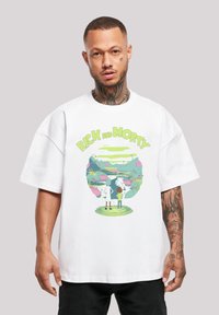 Balta kokvilnas T-kreklu ar krāsainu grafiku, kurā attēloti divi varoņi priekšā sapņainam ainavam ar tekstu "RICK AND MORTY" augšpusē.
