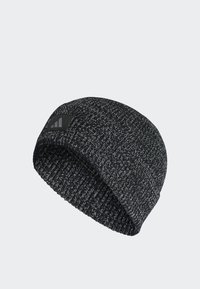 Gorro tricotado preto com um padrão texturizado e sutis acentos cinzentos; apresenta um patch retangular preto com três riscas verticais.