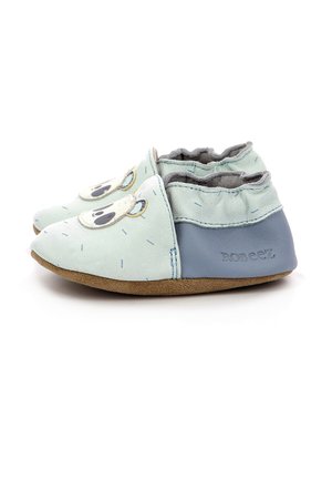 Béguins en cuir bleu clair pour bébé avec un design de visage de panda, accents gris, ouverture élastiquée à la cheville et semelle en daim doux pour plus de flexibilité.