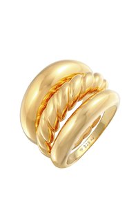 Anello color oro con design liscio e bombato, impreziosito da una fascia accentuata intrecciata. Marcato con "925" che indica il contenuto d'argento.