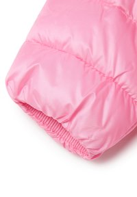 Ärmel einer gepolsterten pinken Jacke mit glänzender, glatter Textur. Elastischer Manschettendetail und gestepptes Nähtmuster.