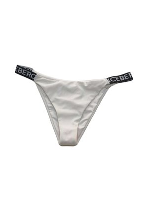 Parte inferiore del bikini bianca con fascia elastica nera con testo bianco "ICEBERG" su ciascun lato su sfondo bianco.