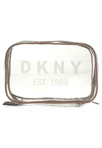 Bolsa cosmética transparente con cremallera marrón, cuenta con "DKNY" y "EST. 1989" impresos en beige, de forma rectangular, textura lisa.
