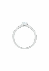 Anello di fidanzamento in argento con una pietra centrale trasparente a taglio quadrato, circondata da una fascia che presenta piccoli diamanti incastonati sulle spalle.